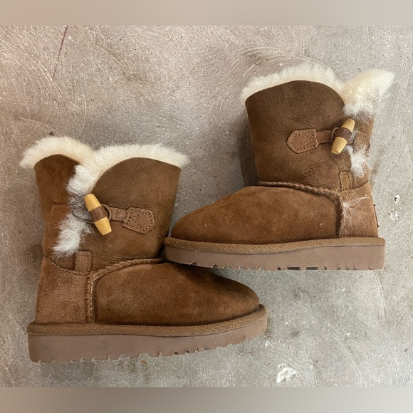 VGUC UGG Barrel Button Closure Toddler Boots - size 8 - Picture 2 of 12